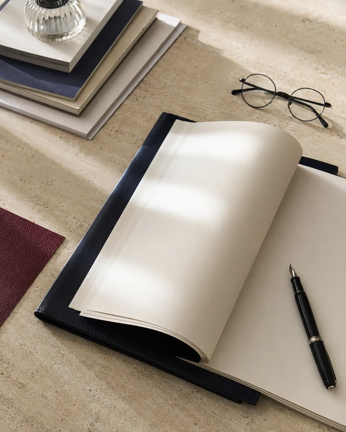 Dossier, documents et stylo disposés sur un bureau en pierre